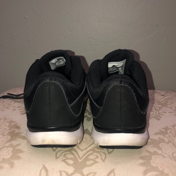 black nike shoes - Picture 3 of 5